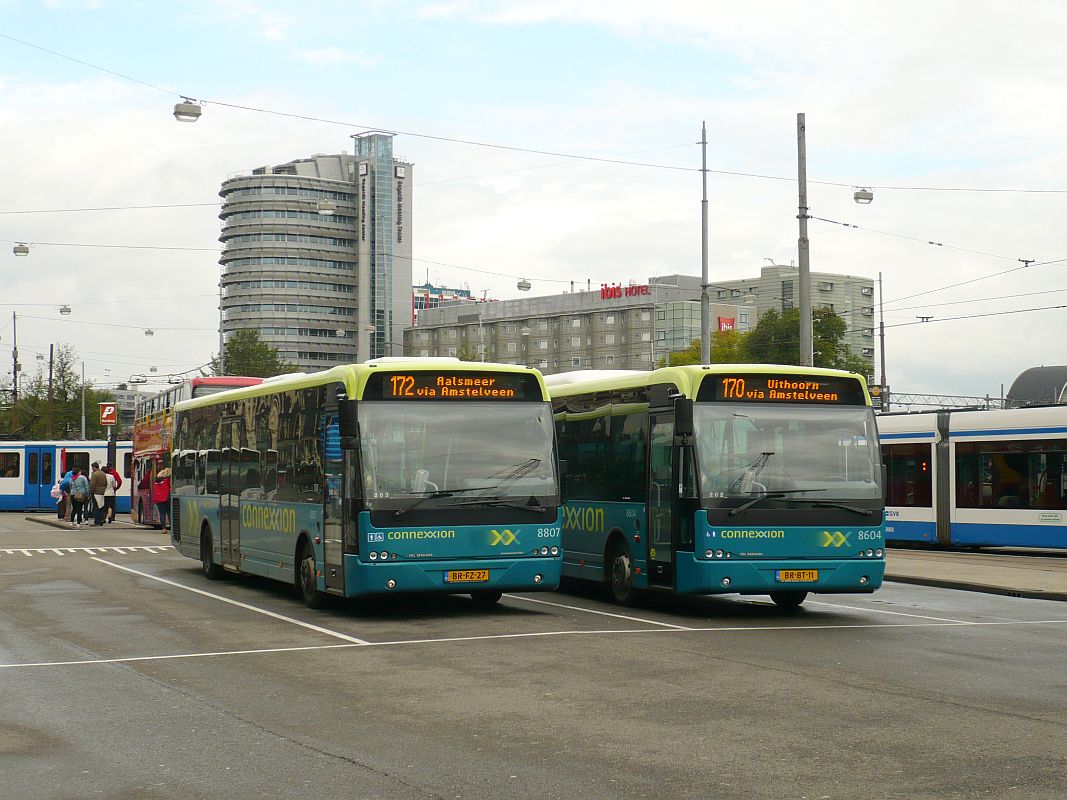 Connexxion Bus 8807 und 8604 DAF VDL Berkhof Ambassador 200 Baujahr 2005. Prins Hendrikkade Amsterdam 18-09-2013.

Connexxion bus 8807 en 8604 DAF VDL Berkhof Ambassador 200 bouwjaar 2005. Prins Hendrikkade Amsterdam 18-09-2013.