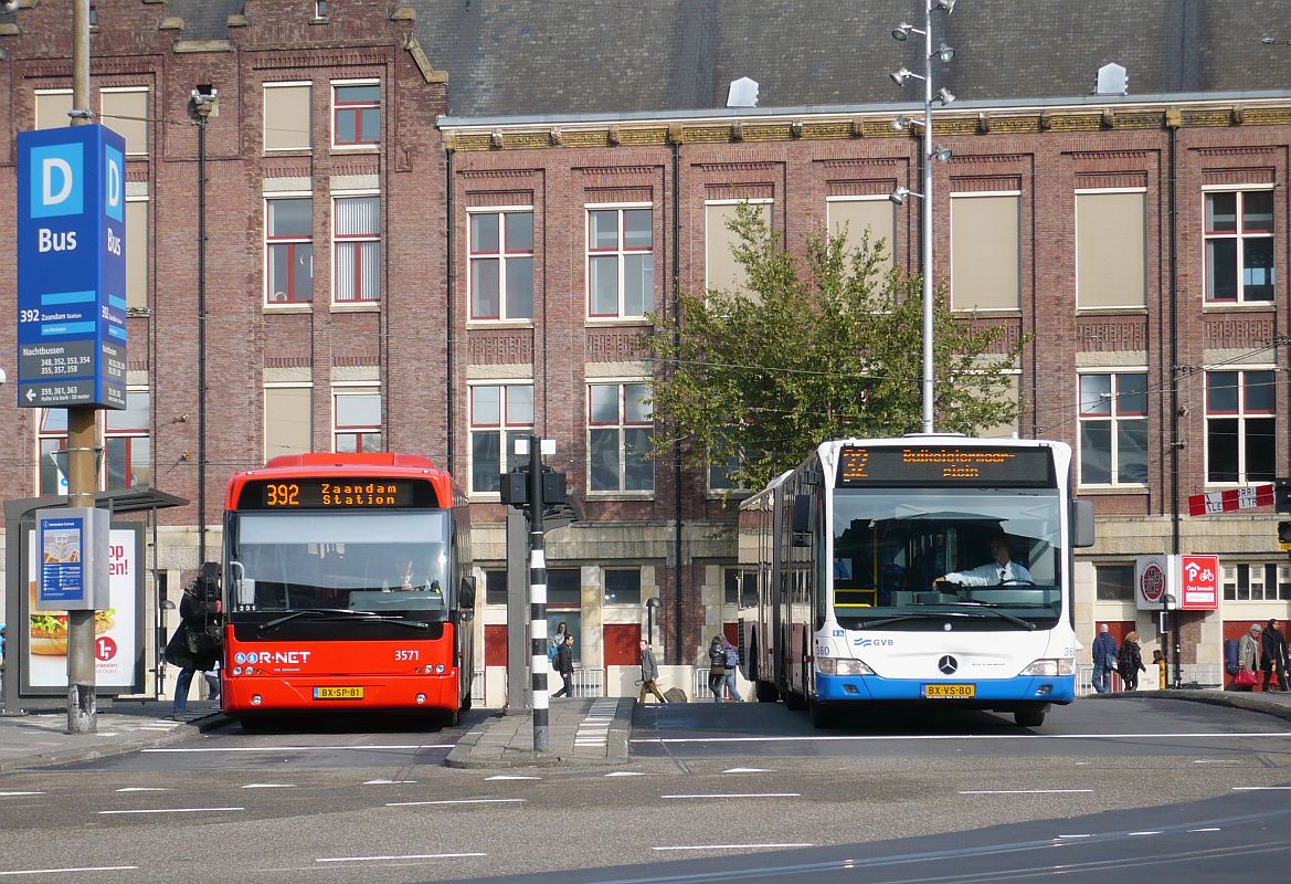 Connexxion R-Net bus 3571 VDL Berkhof Ambassador 200 bouwjaar 2010 en GVBA bus  360 Mercedes-Benz Citaro G bouwjaar 2010. Stationsplein Amsterdam 16-10-2013.