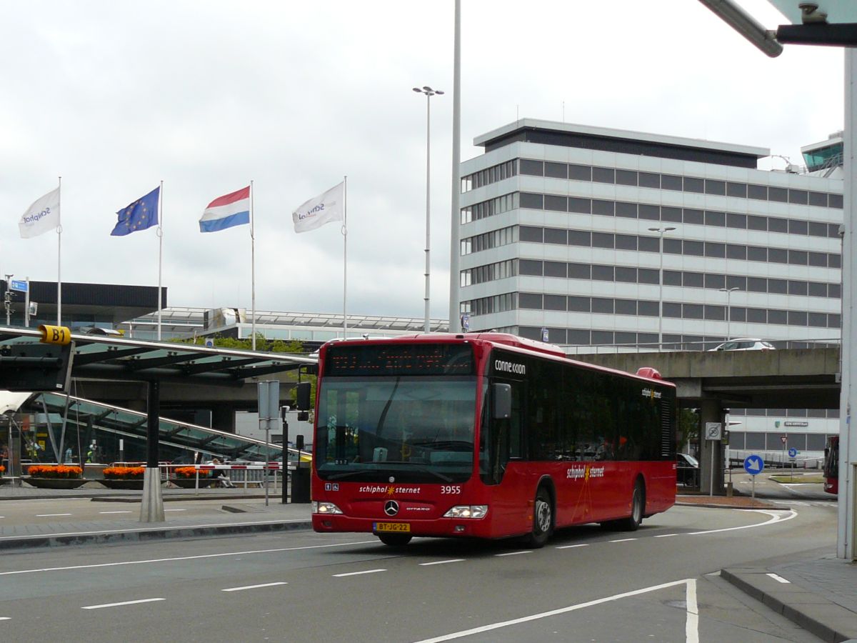 Connexxion  Schiphol Sternet  Bus 3955 Mercedes-Benz O530 Citaro LE Baujahr 2007. Flughafen Schiphol 19-07-2015.

Connexxion Schiphol Sternet bus 3955 Mercedes-Benz O530 Citaro LE bouwjaar 2007. Busstation Schiphol 19-07-2015.