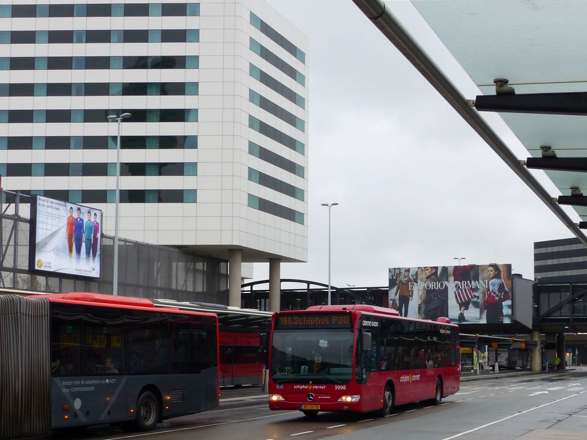 Connexxion Schiphol Sternet Bus 3996 Mercedes-Benz O530 Citaro LE Baujahr 2007. Flughafen Schiphol 29-11-2015.

Connexxion Schiphol Sternet bus 3996 Mercedes-Benz O530 Citaro LE bouwjaar 2007. Busstation Schiphol 29-11-2015.