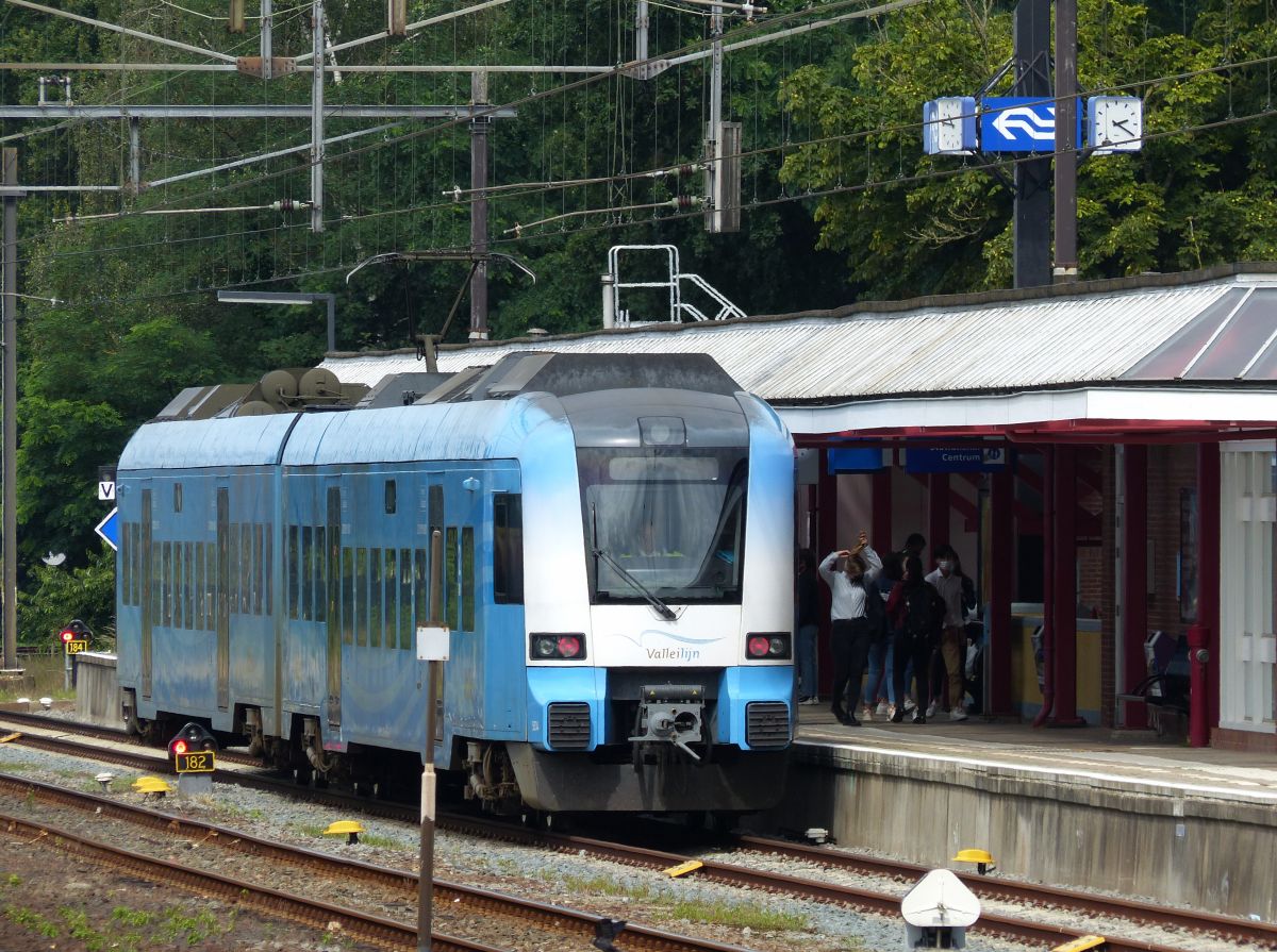 Connexxion Valleilijn Protos Triebzug 5034 Baujahr 2007. Gleis 1 Bahnhof Ede-Wageningen 30-07-2021.

Connexxion Valleilijn Protos treinstel 5034 bouwjaar 2007. Spoor 1 station Ede-Wageningen 30-07-2021.