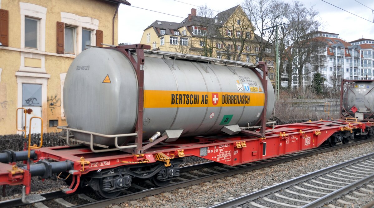 Containerwagen 31 80 4558 661-5 TEN RIV D-DB Sgns 696 mit einem Flüssigkeits-Container der schweizer Bertschi AG aus Dürrenasch in Ulm am 26.02.2010.