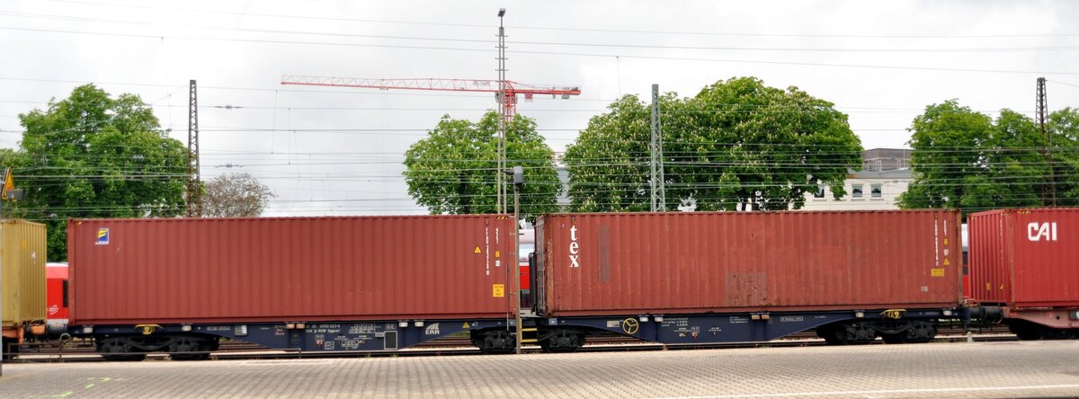 Containerwagen 3780 4980 023-8 tEN D-RCW Sggrss ERR in Ulm am 11.05.2023, beladen mit jeweil 1 40 Fuß Container FFAU 383728 45 G und tex FGHU R 84078;45 G1.