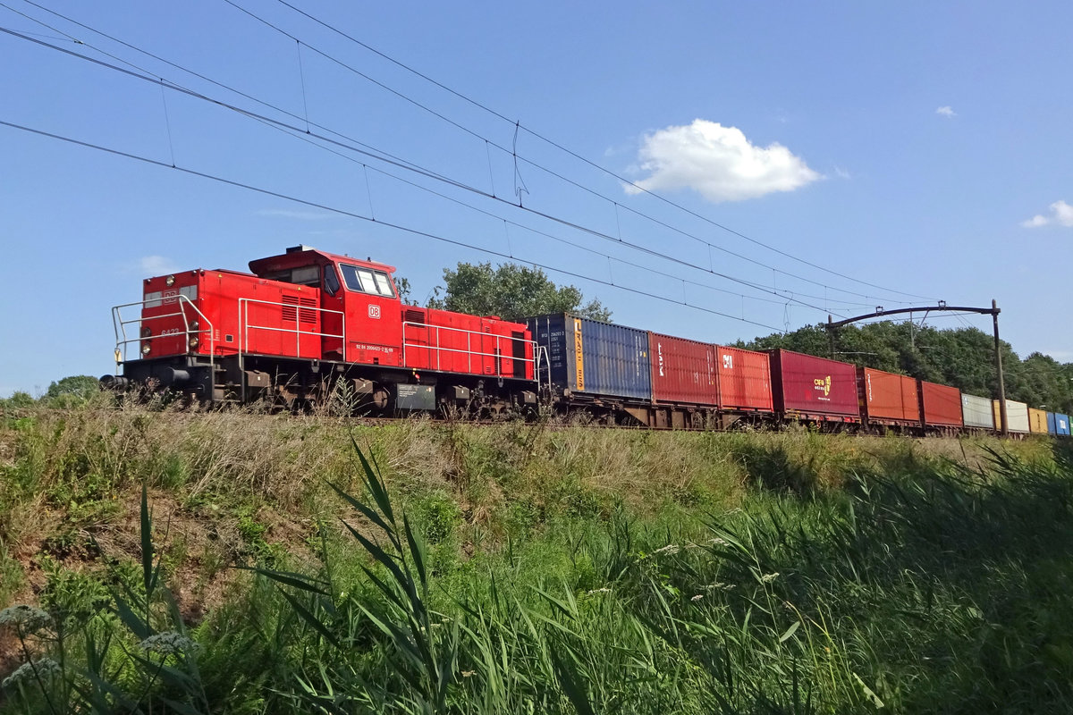Containerzug vom Froschperspektiv: 6423 lässt sich bei Tilburg Oude Warande sehen am 30 Juli 2019.