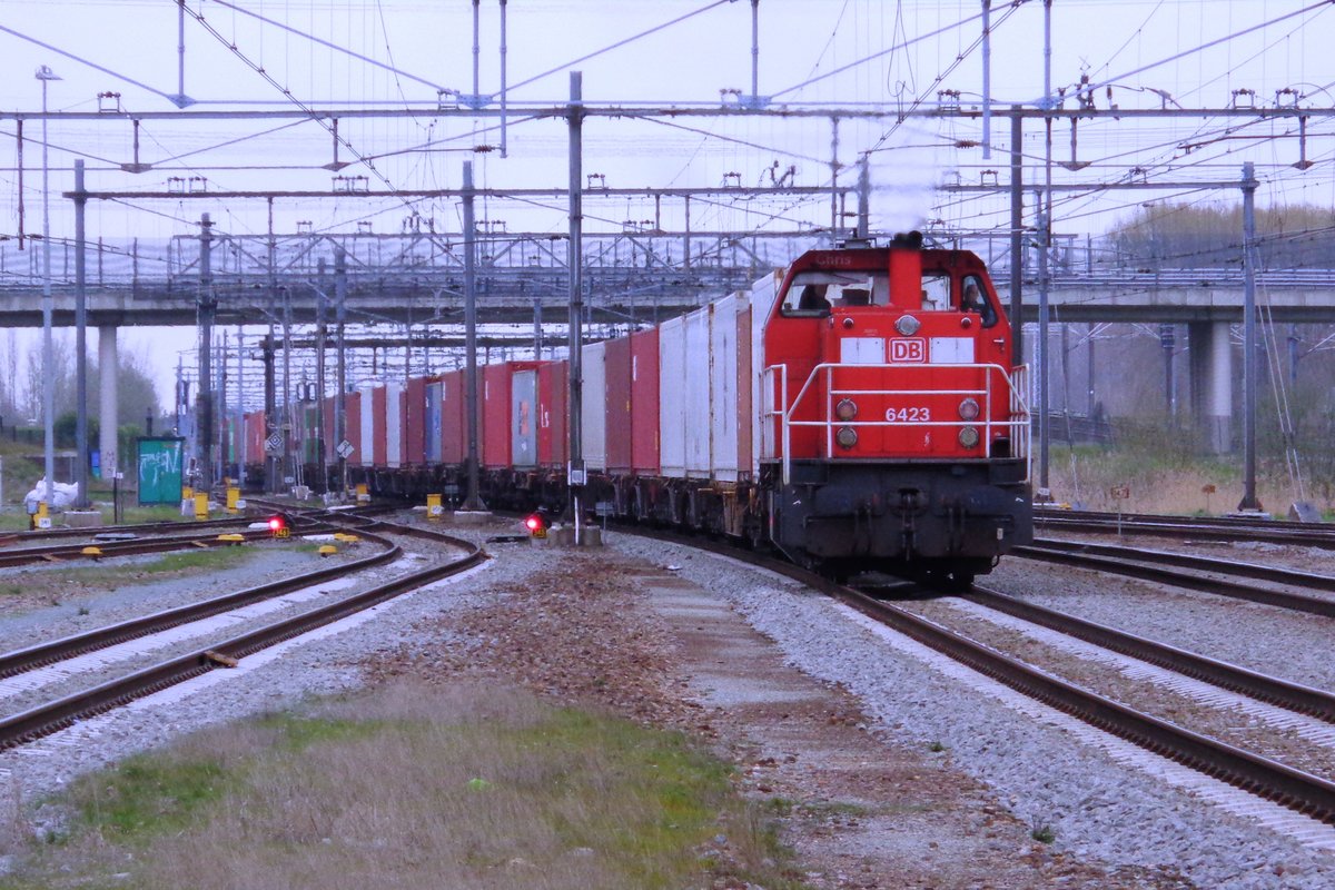 Containerzug mit 6423 durchfahrt am 27 März 2019 Lage zwaluwe.