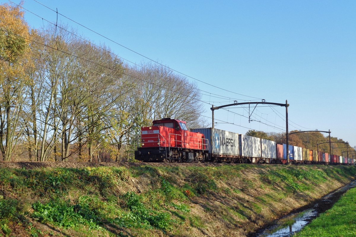 Containerzug mit 6434 durchfahrt am 17 November 2018 Tilburg Oude warande.