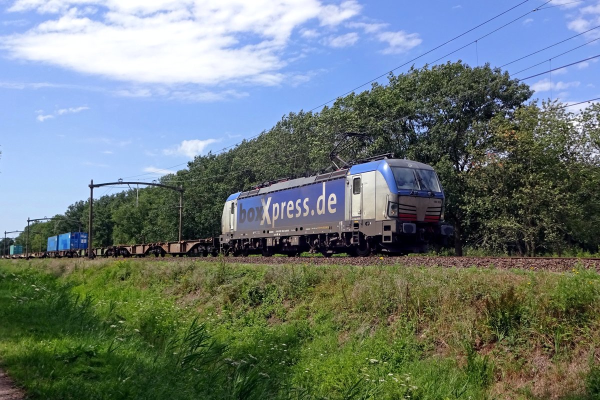 Containerzug mit BoxXpress 193 836 durchfahrt am 30 Juli 2019 Tilburg Oude warande.