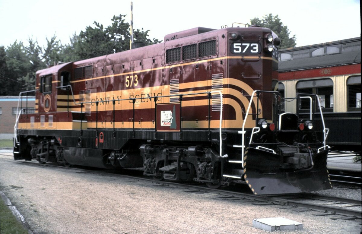 Conway Museumsbahn GM GP 9 Nr.573 in Conway am 01.06.1999.