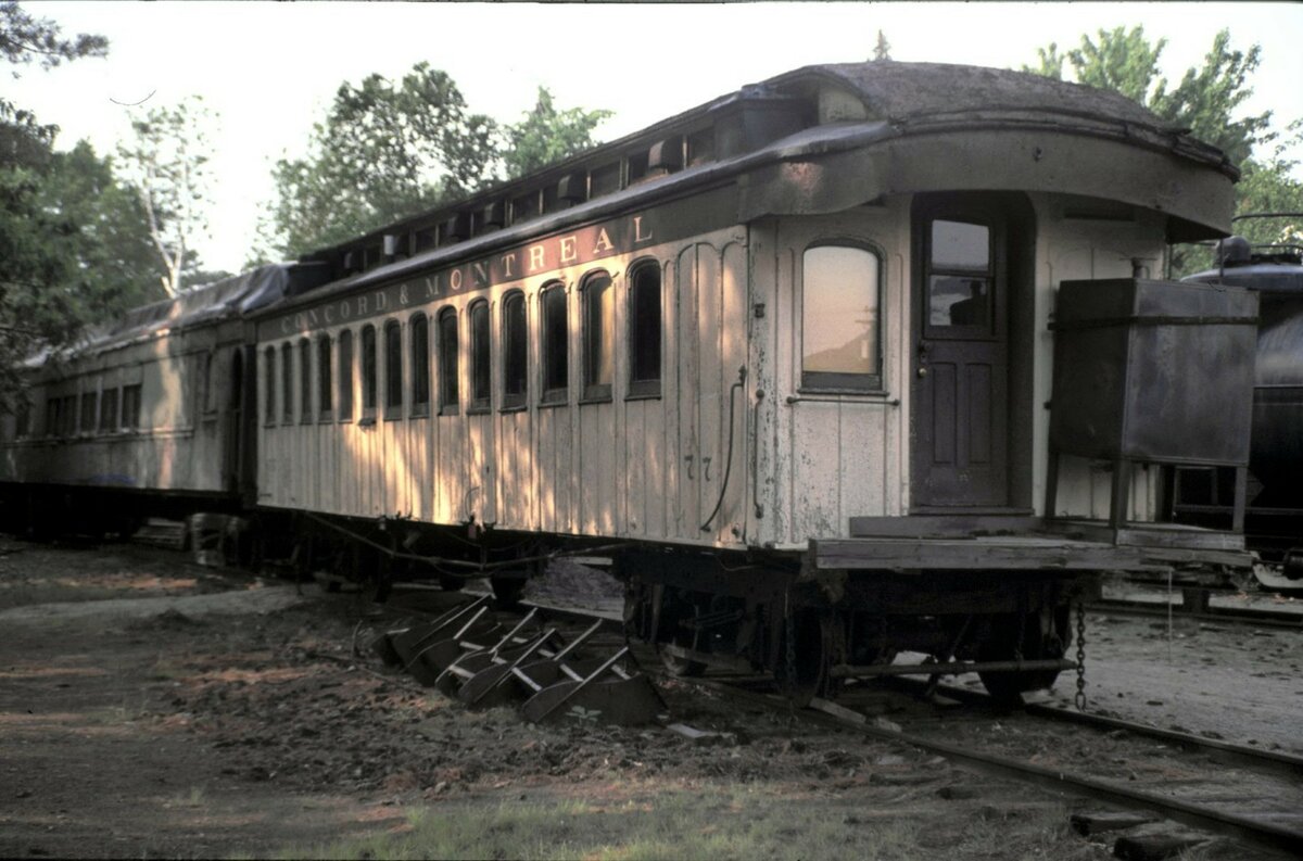 Conway Reisezugwagen wartet auf eine Aufarbeitung in Conway NH am 01.06.1999.