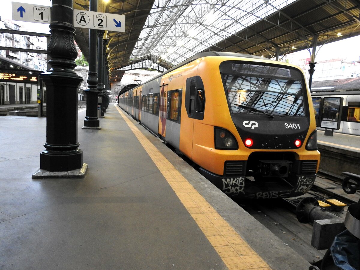 CP 3401 im Bahnhof Sao Bento in Porto am 13.05.2018.
