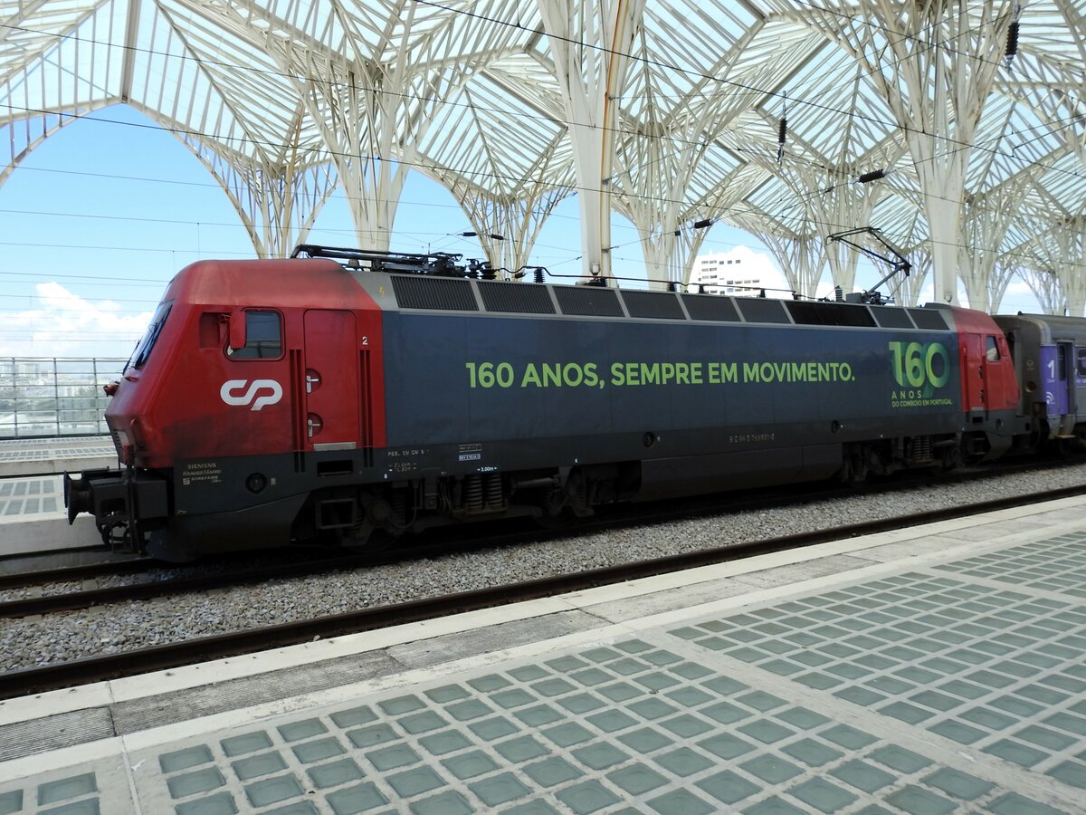 CP 5601-8 mit Jubiläumsbeschriftung im Bahnhof Oriente in Lissabon am 19.05.2018.