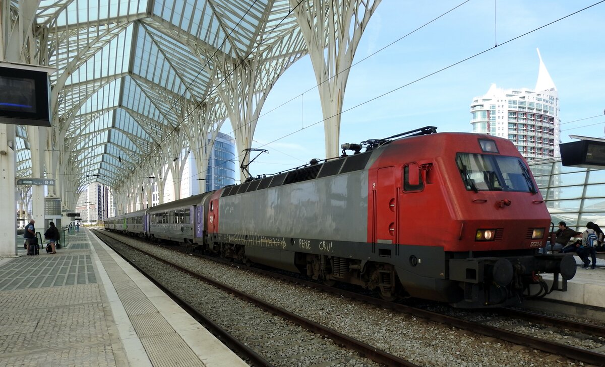 CP 5620-8 Siemens Eurosprinter im Bahnhof Oriente in Lissabon am 01.04.2018.