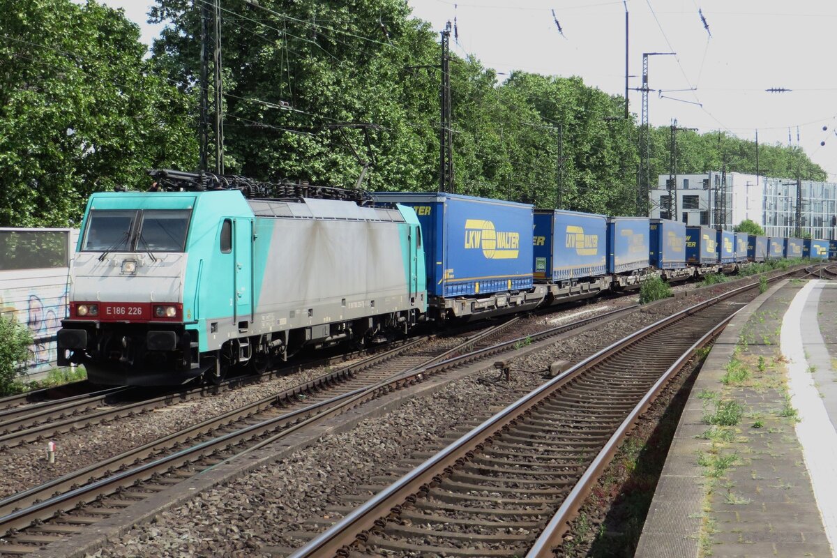 Crossrail 186 226 zieht ein LKW Walter durch Köln SÜd am 19 Mai 2022.