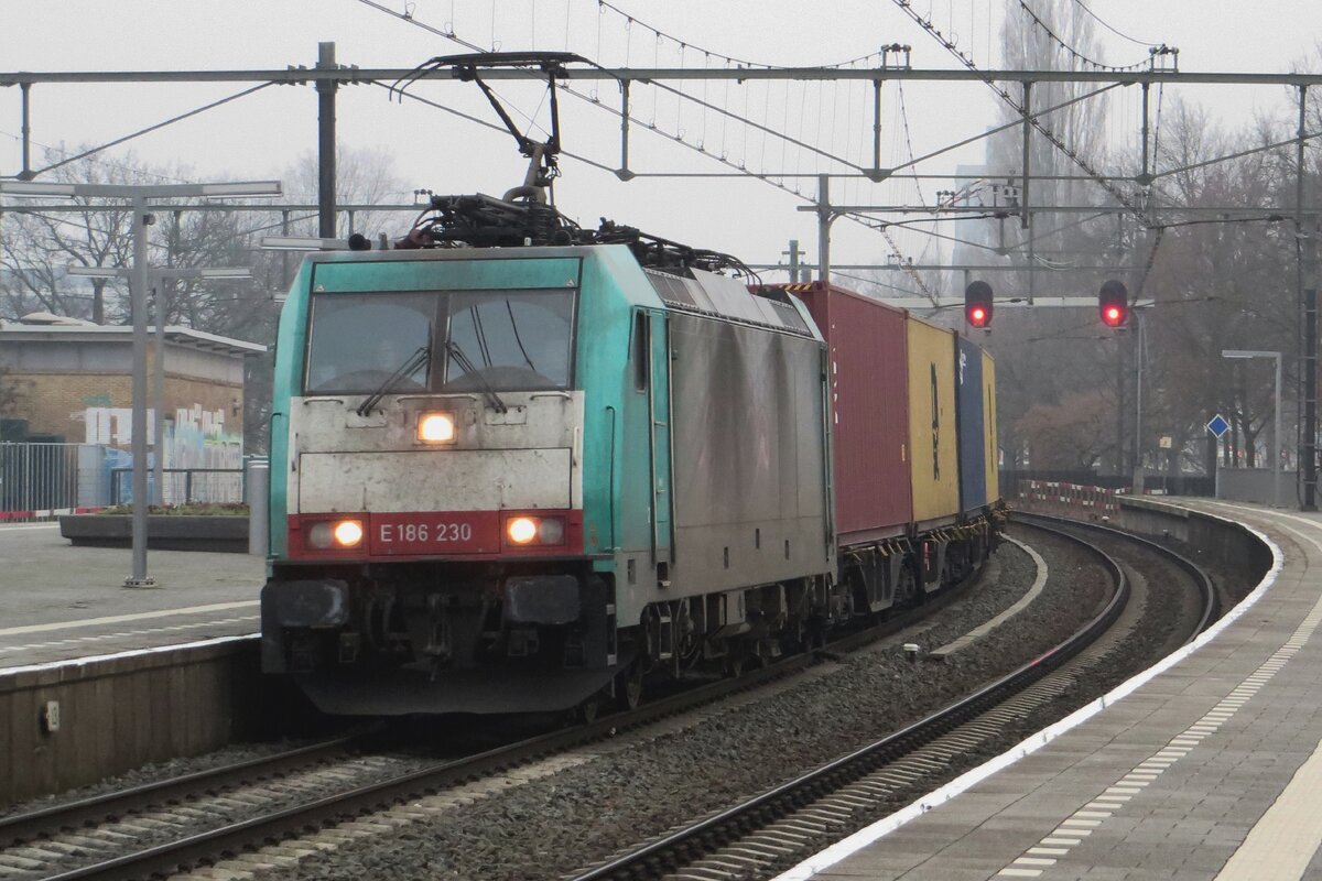 CrossRail 186 230 schleppt am 16 Dezember 2021 der Neuss-Containerzug durch Blerick.