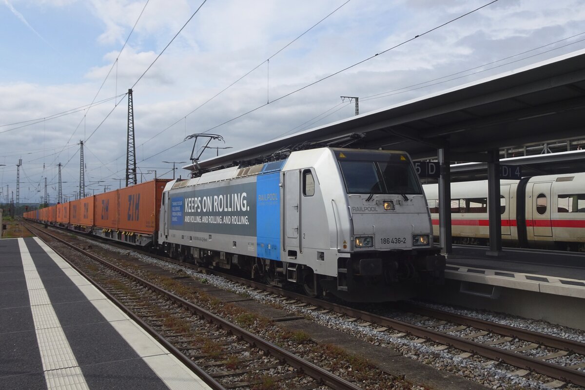 Crossrail 186 436 schleppt ein Containerzug nach Ingolstadt und München durch Donauwörth am 18 Mai 2023.