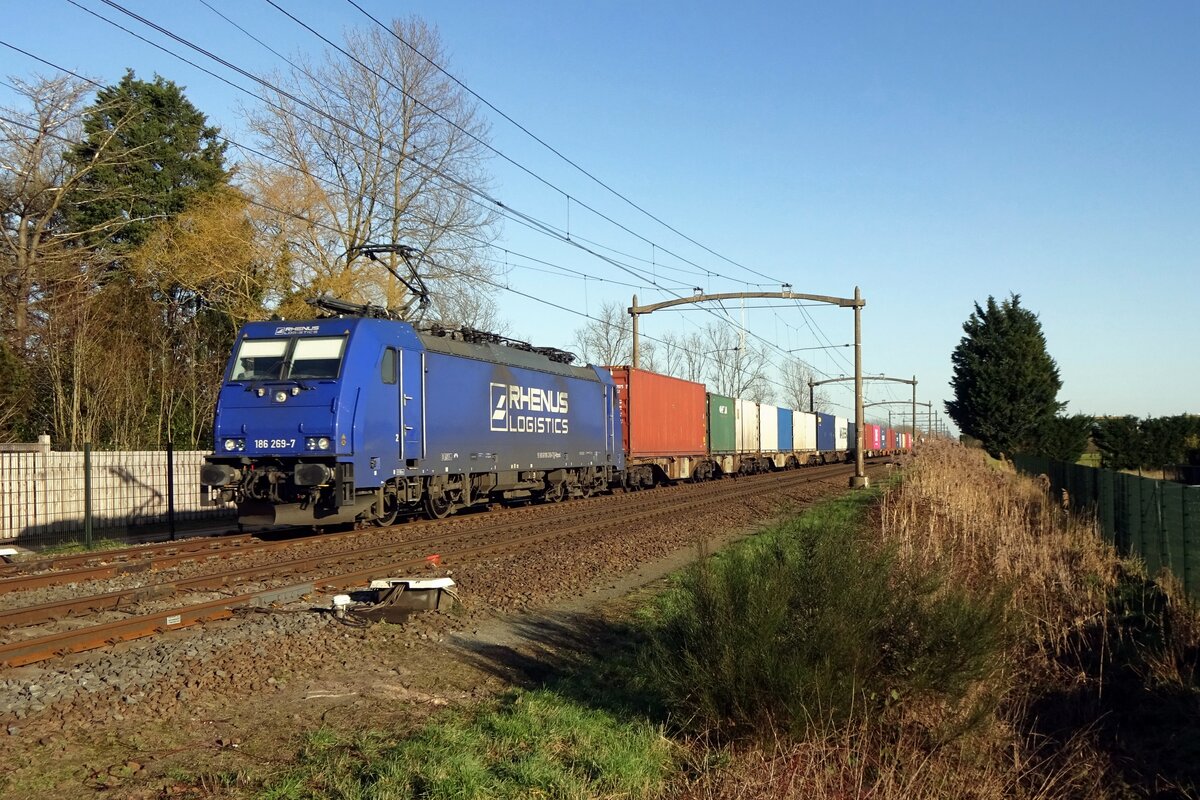 Crossrail/Rhenus 186 269 zieht ein Containerzug durch Hulten am 21 Februari 2021.