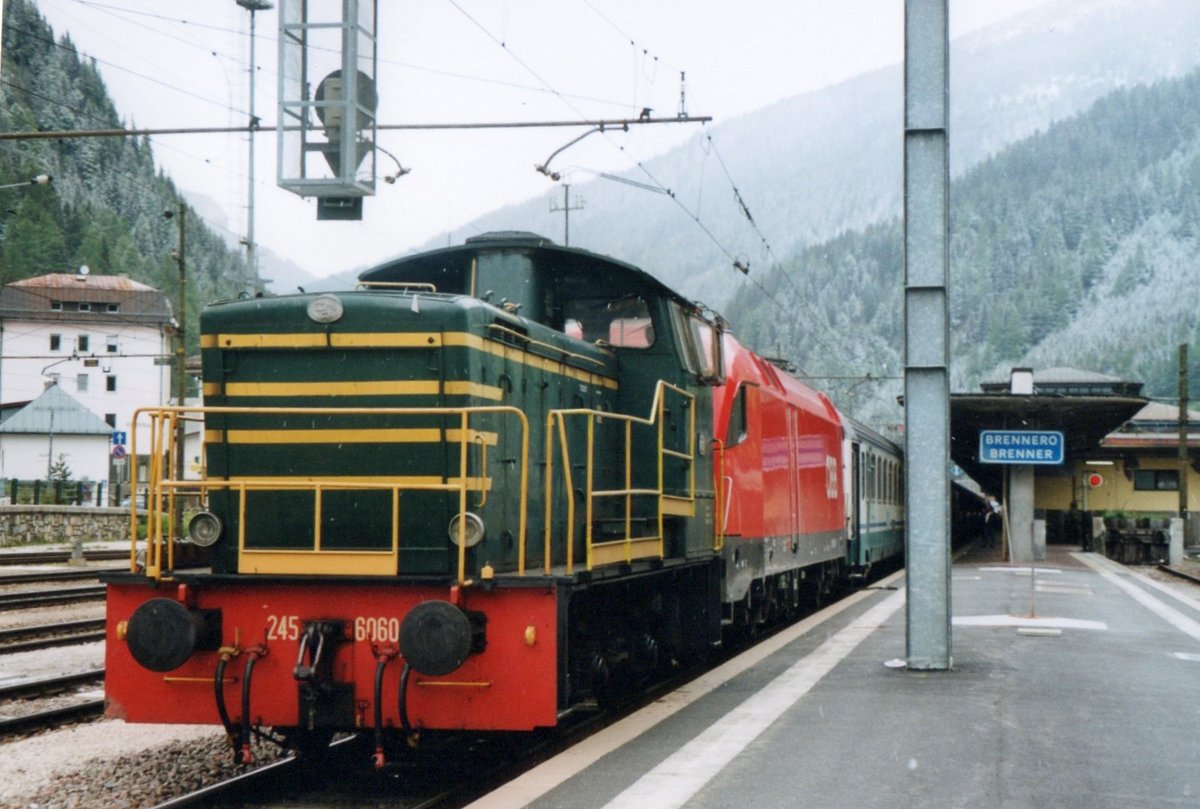 D 245 6060 an die Arbeit am 4 Juni 2003 in Brennero, wo sie ein ÖBB 1116 von der EC nach verona abkuppelt und spáter mit Schwung ins ÖBB-Wechselstromberech des bahnhofs Brennero zurück bringen wird. Mit der Eintritt von die 1216er ist dieser schwung bei Reisezüge vergangenheit.