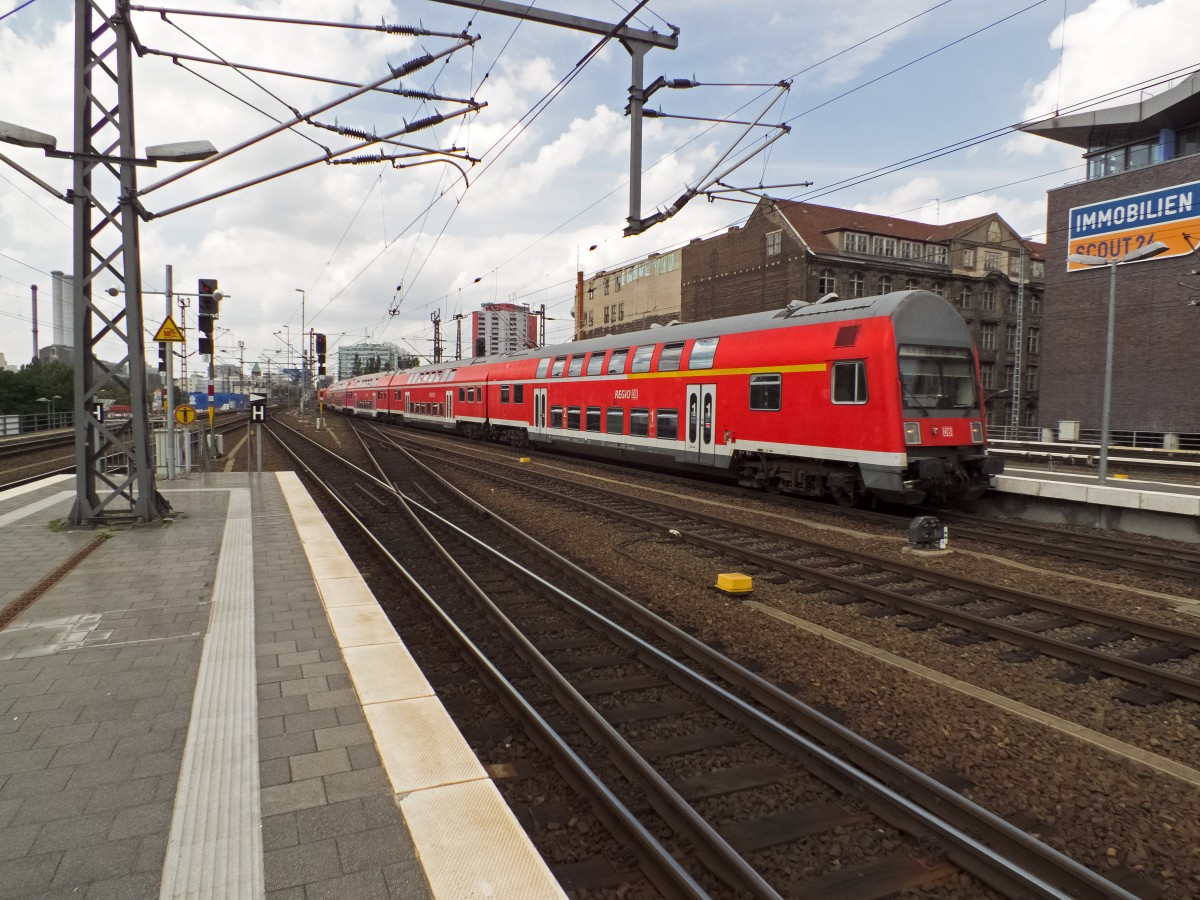 Da an der Stadtbahnstrecke der S-Bahn in zwei Etappen gebaut wird, fahren Ersatzzüge zwischen dem Ostbahnhof und dme Bahnhof Zoo. Diese bestehen aus fünf DR-Dostos und einer 143. Am Ende dieses Zuges, der hier am 16.07.14 in den Ostbahnhof einfährt, hängt 143 812. 