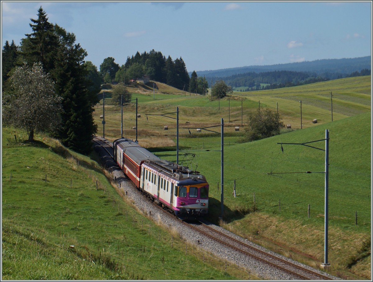 Da der Bahnhof von Le Pont nur über zwei nutzbare Gleise verfügt, welche für die stündliche Kreuzung der Taktzüge benutzt werden, muss der  Schülerzug  Le Brassus - Le Pont jeweils nach Le Lieu zurückfahren. Hier ist der ex MThB ABDe 4/4 bei Les Charbonnières zu sehn. 
5. Sept. 2014