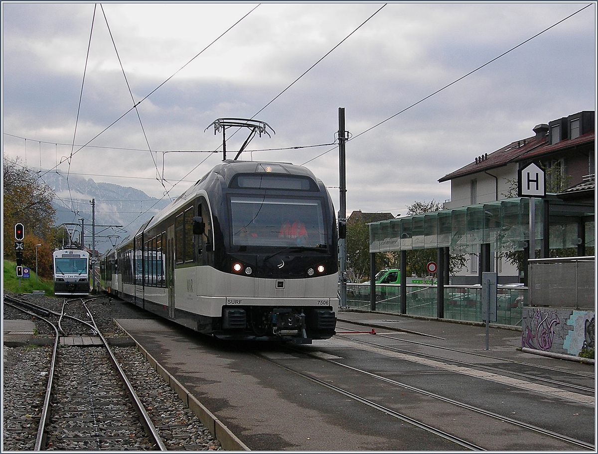 Da Baustellen bedingt der Fahrplan 2018 bei der MVR ausgedünnt wird, müssen wohl die Züge verlängert werden, jedenfalls fanden schon die ganze Woche Schulungs- und Testfahrten statt. Da dafür scheinbar alle CEV MVR SURF ABeh 2/6 bei der CEV weilen, teilen sich ein ABDe 8/8 und Be 4/4 den MVR Regionalverkehr bei der MOB (Montreux - Sonzier/Les Avants). Das Bild zeigt zwei ABeh 2/6 in Blonay. 
7. Nov. 2017