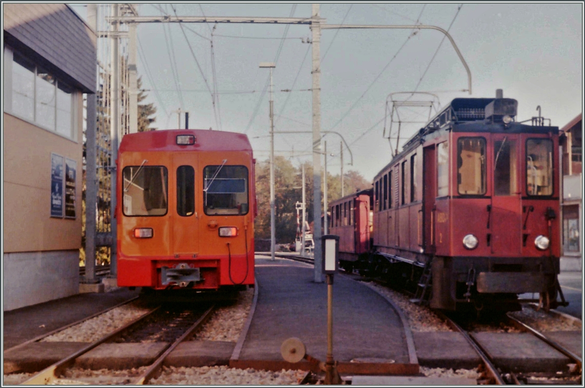 Da der Bestand der Strecke Nyon - La Cure lange Zeit nicht gesichter war, wurde auch auf die Bestellung von neuem Rollmaterial verzichtet, so dass die altermlichen Treibwagen ABDe 4/4 noch bis Mitte der Achziger Jahre im Einsatz waren.
Gescanntes Analogbild/St-Cergue im Sommer 1985