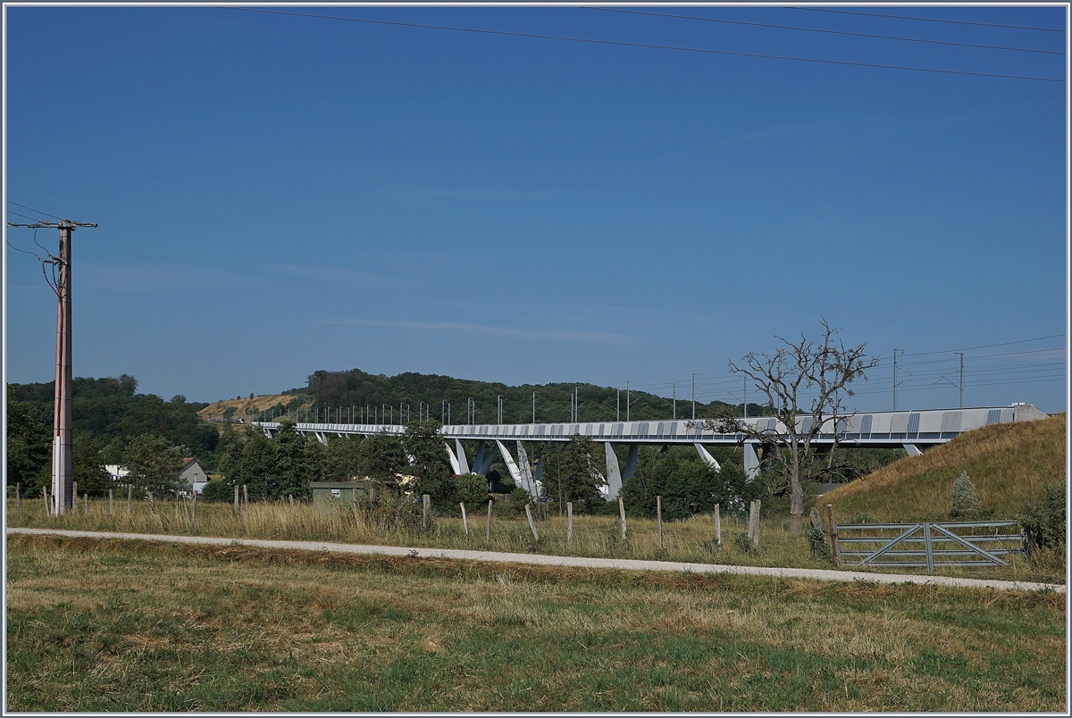 Da das Brückengeländer des 816 Meter langen Viaduc de la Savoureuse die Züge fast vollständig verdeckt, wurde das Bild nach Paris fahrenden TGV Lyria 9206 ein  Zugsuchbild .

23. Juli 2019