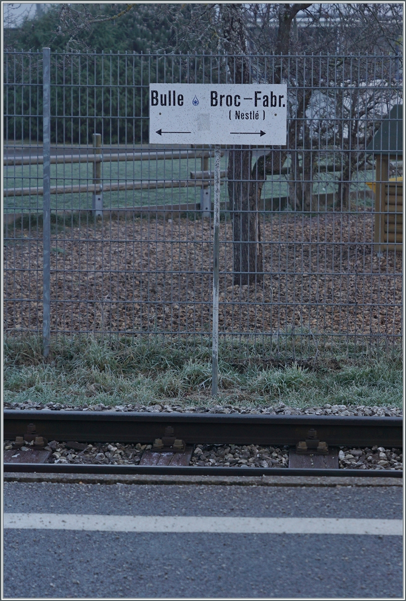Da geht es lang - ein Hinweissschild in Broc Village. 

26. Nov. 2020