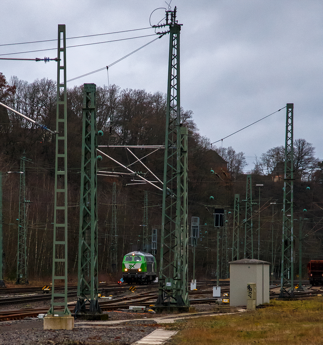 Da kommt sie....
Die 218 461-2 (92 80 1218 461-2 D-AIX) der der AIXrail GmbH (Aachen) fährt am 03.12.2021, als Lz (Lokzug) bzw. auf Tfzf (Triebfahrzeugfahrt), durch Betzdorf/Sieg in Richtung Siegen.
