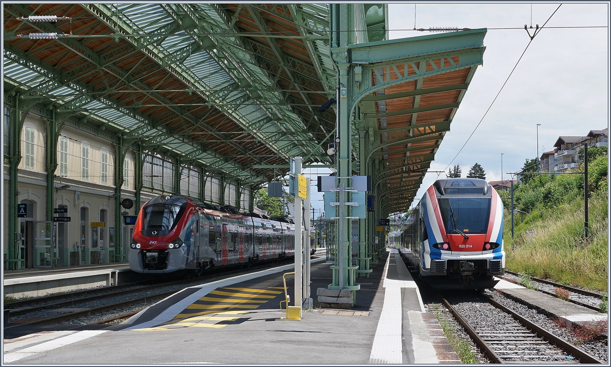 Da die Léman Express Linie S L1 eigentlich von Coradia Polyvalent régional tricourant bedient wird, rechnete ich nicht damit, in Evian-les-Bains einen SBB LEX RABe 522 anzutreffen! Während der SNCF Coradia Polyvalent régional tricourant Z 31519 links im Bild als LEX01 23362 um 13:21 nach Coppet fahren wird, müssen sich die beiden SBB LEX 522 214 und 221 noch bis um 15:21 gedulden. Der hier im Bild zu sehende RABe 522 214 wurde bereits 2012 gebaut und erst kürzlich zum  Léman Express  umgebaut. 

15. Juni 2020 