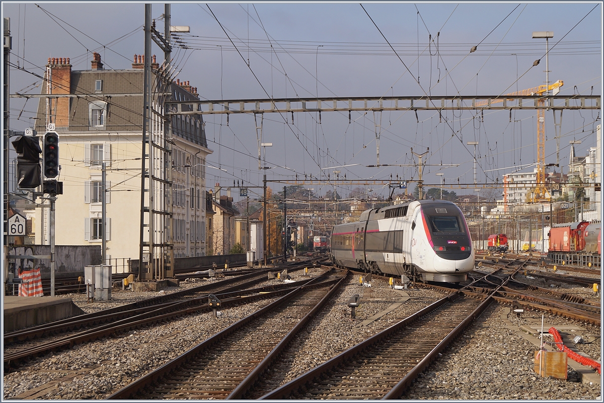 Da Lyria ihre Flotte auf den Fahrplanwechsel von 19 POS auf 15 Euroduplex TGV-Züge umstellt, werden die POS ab Fahrplanwechsel in ein neues Einsatzgebiet versetzt und dazu bereits farblich angepasst: Der  InOui  TGV 4404 ist als TGV Lyria 9261 von Paris an seinem Ziel in Lausanne angekommen und fährt nun bis zur Bereitstellung für die Rückfahrt in die Abstellgruppe.

4. Dezember 2019 