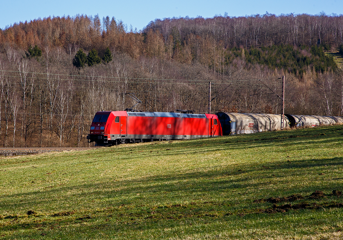Da rauscht ein Güterzug heran...
Die 185 207-8 (91 80 6185 207-8 D-DB) der DB Cargo AG fährt am 02.03.2022 mit einem Coilzug bei Rudersdorf (Kr. Siegen) über die Dillstrecke (KBS 445) in nördlicher Richtung.

Die TRAXX F140 AC2 wurde 2005 von Bombardier in Kassel unter der Fabriknummer 33719 gebaut.