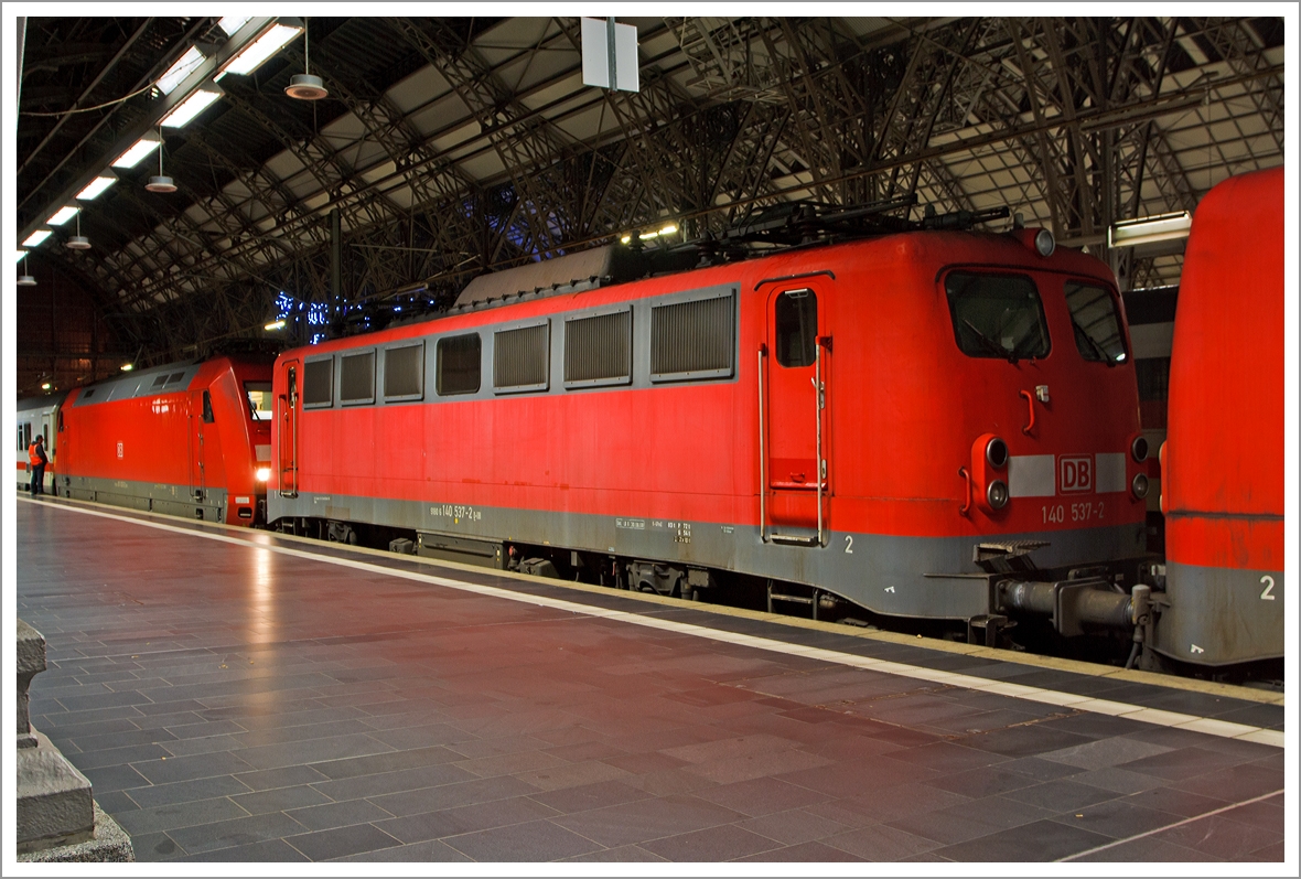 Da sie mittlerweile bei der DB so selten sind, will ich auch dieses Bahnsteigbild hier zeigen: 

Die 140 537-2 der DB Schenker Rail Deutschland AG steht am 29.12.2013 (1:18 Uhr) auf Gleis 1 im Hauptbahnhof Frankfurt am Main. Rechts steht 140 528-1.

Spter, nach dem eine V 60 den IC-Wagen herausgezogen hat, wird die 101er die zwei E 40er heraus ziehen.

Die 140 573-7 wurde 1964 bei Krupp  unter der Fabriknummer  4583 gebaut und als DB E 40 573 geliefert.