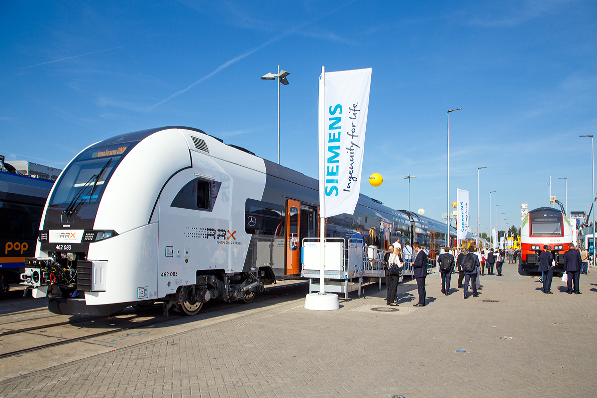 
Da ist Siemens ein guter Wurf gelungen....
Siemens prsentierte auf der InnoTrans 2018 in Berlin (hier 18.09.2018) mit dem 462 083 den neuen elektrischen Doppelstock-Triebzug Siemens Desiro HC fr den Rhein-Ruhr-Express (RRX).  

Dieser Desiro HC wird fr den Rhein-Ruhr-Express und dessen Vorlaufbetrieb ab 2018 eingesetzt werden. Hierfr wurden im Mrz 2015 bei Siemens 82 Zge bestellt, die an die Betreiber der Zge (Abellio Rail NRW und National Express) weiterverpachtet werden sollen. Der Auftrag, der auch die Wartung der Zge ber einen Zeitraum von 32 Jahren umfasst, hat ein Volumen von 1,7 Milliarden Euro. Der erste vierteilige Triebzug wurde am 12. Juli 2017 vorgestellt. Mit ihm begannen die Testfahrten im Prfcenter Wegberg-Wildenrath. Seit Dezember 2017 werden auch Testfahrten im DB-Netz durchgefhrt.

Die Zge sind mit WLAN, Steckdosen und einem Infotainmentsystem ausgerstet. Im einen Endwagen befindet sich der 1.-Klasse-Bereich mit Leselampen und Klapptischen und ein Mehrzweckbereich.

Fr die Wartung hat Siemens ein Instandhaltungswerk in Dortmund-Eving gebaut.

Aber auch im Rheintal (zwischen Basel und Karlsruhe) sollen ab 2020 Siemens Desiro HC fahren, dafr hat die DB Regio 15 Zge im Februar 2017 bestellt.

Einzelstockfahrzeuge sind die erste Wahl fr den Regionalverkehr. Sie sind leicht, komfortabel und weitreichend barrierefrei ausbaubar. Doch sie stoen an ihre Grenzen, wenn Bahnsteiglngen limitiert sind und die Fahrgastzahlen steigen. Dann bieten Doppelstockzge die ntige Kapazitt – aber mit Kompromissen in Effizienz und Komfort. Der Desiro HC vereint  sie in seiner innovativen Wagenkombination.

Der Desiro HC begeistert auf den ersten Blick. Sein Design sagt jedem Betrachter: Hier ist ein zeitlos modernes und hochwertiges Fahrzeug unterwegs. 

Auffllig leise: Von der geruscharmen Fahrt des Desiro HC profitieren Anwohner der Strecke genauso wie die Fahrgste. Das Fahrzeug beschleunigt und bremst ruckfrei und fhrt dank seiner hochwertigen Drehgestelle mit leistungsfhiger Luftfederung enorm laufruhig. Unmerklich sorgt das energieeffiziente Heiz-, Lftungs- und Klimasystem fr frische, immer angenehm temperierte Luft. Hier vergisst man fast, dass man in einem Zug sitzt. Steckdosen und WLAN sind heute ein Muss – und selbstverstndlich an Bord. 

TECHNISCHE DATEN der BR 462 (Desiro HC vierteilig):
Anzahl: 	82 (fr RRX)
Spurweite: 	1.435 mm (Normalspur)
Achsformel: Bo’Bo’+2’2’+2’2’+Bo’Bo’
Lnge ber Kupplung: 105.252 mm
Wagenlge Endwagen: 26.226 mm
Wagenlnge Mittelwagen: 25.200 mm
Breite: 2.820 mm
Leergewicht: 200 t
Hchstgeschwindigkeit: 160 km/h
Kurzzeitleistung: 4000 kW
Stundenleistung: 3290 kW
Beschleunigung: 1,1 m/s
Stromsystem: 15 kV 16,7 Hz ~
Strombertragung: Oberleitung
Sitzpltze: 	400 (davon 36 in der 1. Klasse)
Fubodenhhe (Einstieg): 800 mm (Endwagen) 730 mm (Mittelwagen)
Anzahl der Tren je Seite: 8

Auch wenn es diese Zge fr den RRX schon gibt, so bleibt nach sehr viel Arbeit, denn die Infrastruktur muss dafr noch modernisiert werden.
