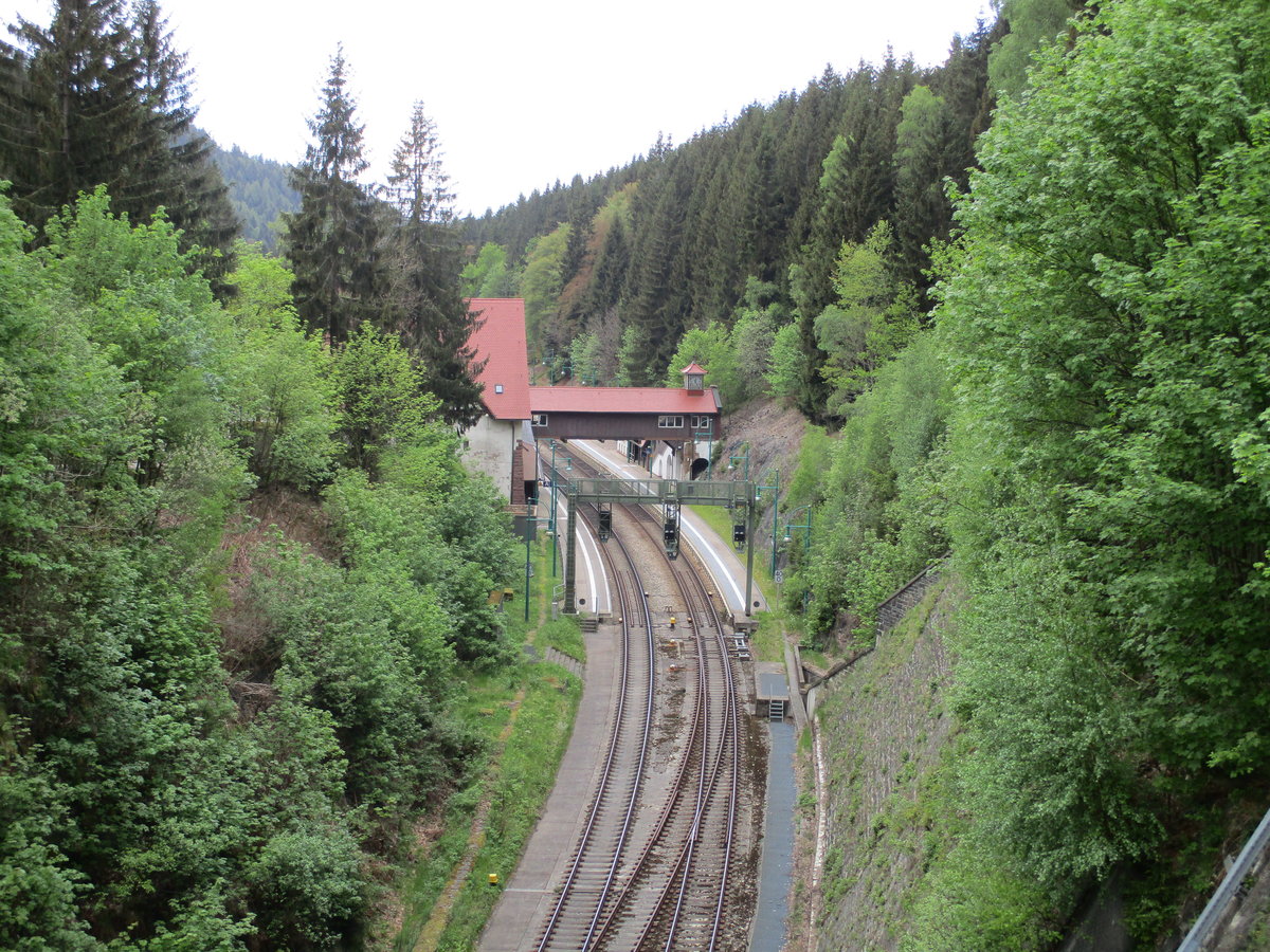 Da �ber den Portal des Brandleitetunnel`s eine Stra�e f�hrt,hat man von dort die M�glichkeit nochmal einen Blick auf den Bahnhof Oberhof.Auch ich nutzte am 27.Mai 2020 die M�glichkeit f�r ein Foto.