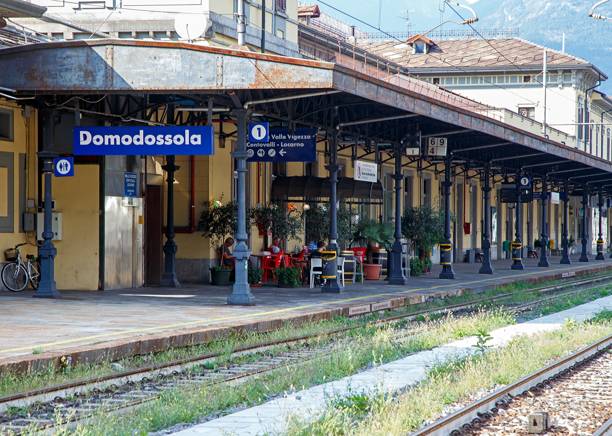 Da wo wir sehr gerne den Caffè espresso genießen....
Am Bahnsteig 1 vom Bahnhof Domodossola hier am 07.09.2021.

Im Bahnhof Domodossola endet die Simplonstrecke (Vallorbe - Lausanne – Brig – Domodossola) bzw. für den Güterverkehr geht es 5 km weiter bis Domodossola II. In der Fortführung beginnen hier die Strecken Domodossola - Novara (RFI 14) und Domodossola – Mailand (RFI 23). Zudem besteht hier der Übergang zur schmalspurigen Centovallibahn nach Locarno.
