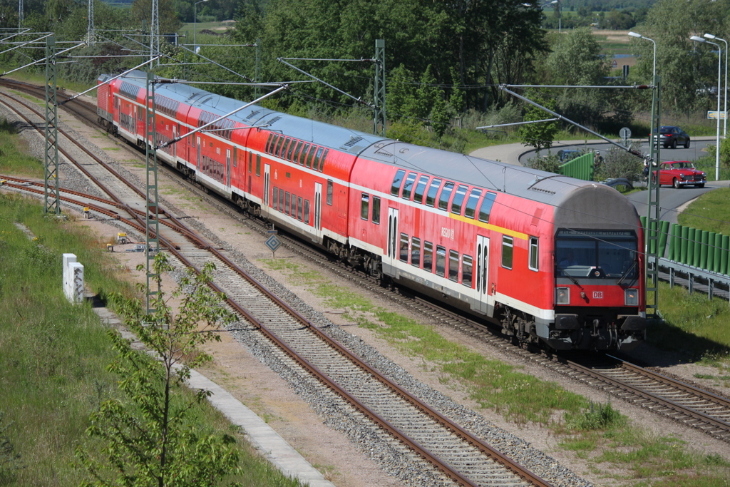 DABbuzfa 760 als RE 18490 von Berlin Hbf nach Warnemünde bei der Durchfahrt in Warnemünde-Werft.27.05.2017  
