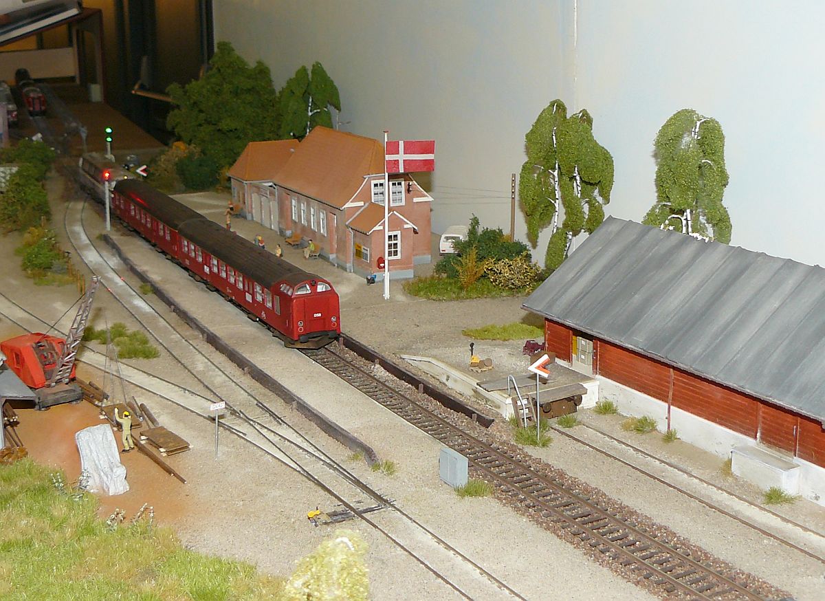 Dnische Modellbahn  Omme  Epoche 4a in Masstab H0. Nederlandse modelspoordagen, Rijswijk, Niederlande 17-01-2015.

Modelspoorbaan naar Deens voobeeld  Omme  tijdperk 4 in schaal H0. Nederlandse modelspoordagen, Rijswijk 17-01-2015.