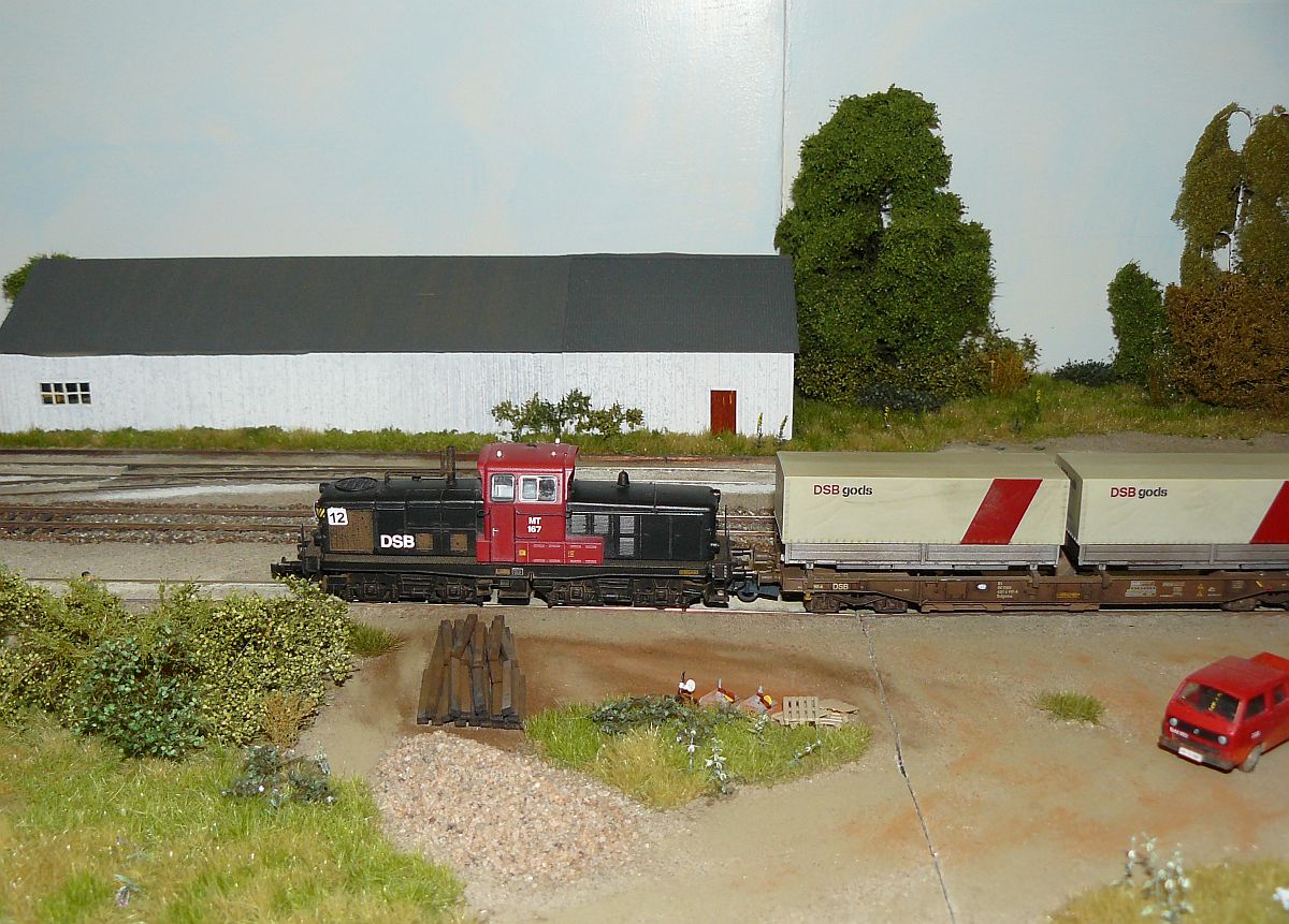 Dnische Modellbahn  Omme  Epoche 4a in Masstab H0. Nederlandse modelspoordagen, Rijswijk, Niederlande 17-01-2015.

Modelspoorbaan naar Deens voobeeld  Omme  tijdperk 4 in schaal H0. Nederlandse modelspoordagen, Rijswijk 17-01-2015.