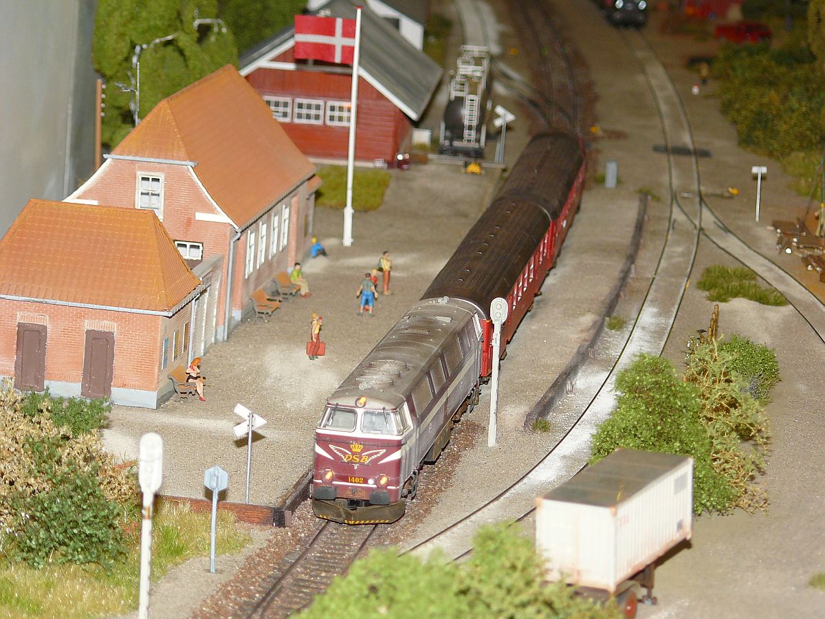 D�nische Modellbahn  Omme  Epoche 4a in Masstab H0. Nederlandse modelspoordagen, Rijswijk, Niederlande 17-01-2015. 

Modelspoorbaan naar Deens voobeeld  Omme  tijdperk 4a in schaal H0. Nederlandse modelspoordagen, Rijswijk 17-01-2015.