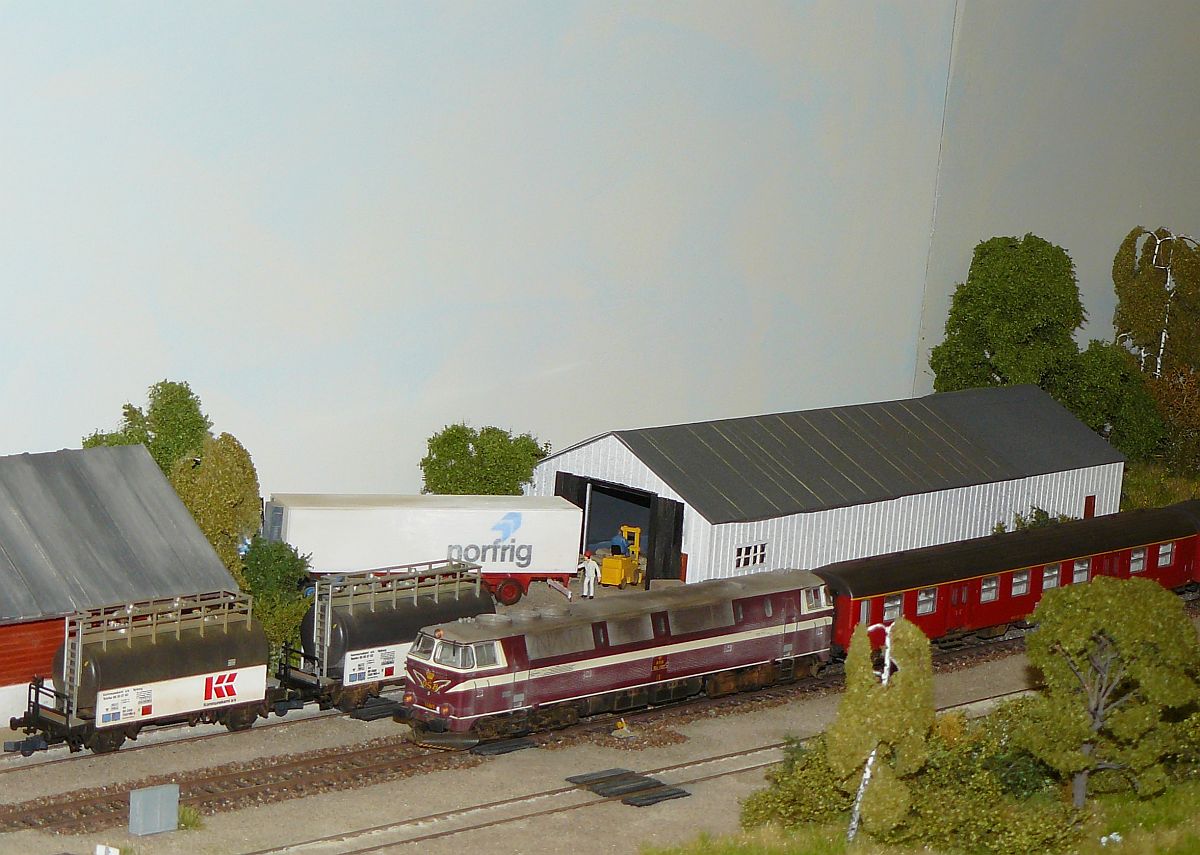 Dnische Modellbahn  Omme  Epoche 4a in Masstab H0. Nederlandse modelspoordagen, Rijswijk, Niederlande 17-01-2015. 

Modelspoorbaan naar Deens voobeeld  Omme  tijdperk 4a in schaal H0. Nederlandse modelspoordagen, Rijswijk 17-01-2015