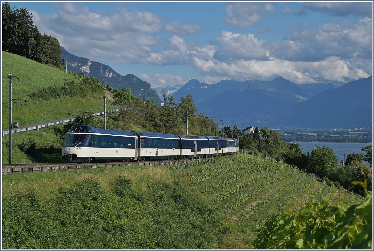 Damals noch die Ausnahme, heute Alltag: Die MOB Züge Montreux -Zweisimmen verkehren nun als Pendelzug, die prächtigen Expresszüge sind zumindest für den Moment Geschichte, sie werden vielleicht als Spurwechselzüge ab Ende 2022 das Betriebsgeschehen wieder etwas bereichern. 

Eine MOB ist mit einem Panoramic Express kurz nach Planchamp unterwegs. 

29. Juni 2020