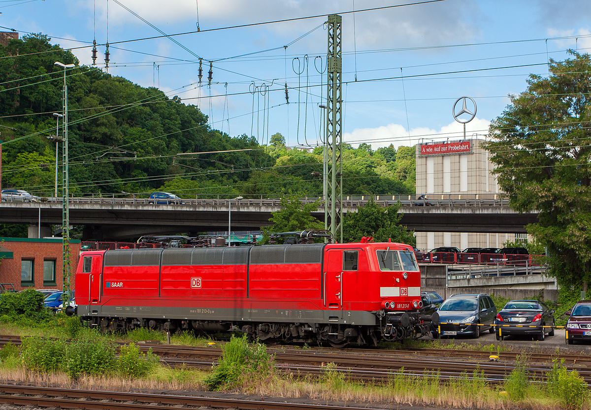Damals noch fr die DB Fernverkehr AG fahrende, die 181 213-0 „Saar“ (91 80 6181 213-0 D-DB) ist am 14.06.2013 beim Hbf Koblenz angestellt. 

Die Lok wurde 1974 bei Krupp in Essen unter der Fabriknummer 5279 gebaut, der elektrische Teil bei AEG unter der Fabriknummer 8850. Sie hat die Zulassung fr Deutschland / Frankreich / Luxemburg. Im Jahr 2020 wurde sie an die Martin Schln Eisenbahnlogistik in Wankendorf verkauft. Aktuell ist sie als 91 80 6181 213-0 D-SEL im unterwegs, sie hat nun wieder ein Farbkleid in ozeanblau/beige. Bis zum Fpl. Wechsel im Dez. 2018 fuhren die Loks planmig den EN 452 / 453 (Paris–Moskau) im Abschnitt von Karlsruhe nach Strasbourg (F). Zuvor bis zum Fpl. Wechsel im Dez. 2014 die IC 130 bis IC 137 und IC 231 (Borkum, Norderney oder Ostfriesland) von der Nordsee ber Kln und Koblenz nach Luxembourg (und retour), im Abschnitt von Luxembourg und Koblenz.

Die DB-Baureihe 181.2  sind Zweisystemlokomotiven (15 kV 16,7 Hz und 25 kV 50 Hz Wechselstromsystem) fr den grenzberschreitenden Verkehr mit Luxemburg und Frankreich, von denen 1974 und 1975 insgesamt 25 Stck gebaut wurden. Ihre Entwicklung basiert auf den vier Vorserienloks E 310 001 bis 004 die von der Deutschen Bundesbahn ab 1966 speziell fr den grenzberschreitenden Verkehr nach Frankreich und Luxemburg beschafft wurden. Nach 1968 wurden diese vier Prototypen im Baureihenschema der DB wegen technischer Unterschiede als Baureihe 181.0 und 181.1 eingereiht. Sie waren eine Weiterentwicklung der E 320 (BR 182).

Der markanteste uere Unterschied zu den Vorserienloks besteht in den drei abnehmbaren Maschinenraumhauben, wobei die Lftergitter zur Dachkante hochgezogen wurden. Durch die hheren Lfter wurde es ermglicht, dass die Luft nicht mehr durch den Maschinenraum, sondern direkt zu den Fahrmotoren geleitet werden konnte. Die Fahrmotoren waren indes vom gleichen Grundtyp, mit identischer Dauerleistung. Die Hchstgeschwindigkeit wurde mit einer hheren zulssigen Drehzahl der Elektromotoren von 150 km/h auf 160 km/h gesteigert.

Die Loks haben die Achsfolge Bo'Bo', somit besitzen sie zwei Drehgestelle mit insgesamt vier Fahrmotoren (6 polige Reihenschlu-Mischstrommotoren) und vier einzeln angetriebenen Achsen. Die Kraftbertragung erfolgt mittels SIEMENS Gummiring-Kardanantrieb. Bei den Serienlokomotiven konnte die Firma Krupp auf Erfahrungen mit der DB-Baureihe 151 zurckgreifen, von der man die Lemniskatenlenker bernahm. 

Die Loks sind mehrfachtraktions- und wendezugfhig, jedoch nicht mit den vorhandenen Steuerwagen einsetzbar. Grund dafr ist die bei den Steuerwagen fehlende Technik fr die anderen Stromsysteme. Dies fhrt dazu, dass das Steuerkabel an zwei Polen nicht passt und somit einen Wendezugbetrieb unmglich macht.

Unter Bercksichtigung der tiefer hngenden Oberleitung in Frankreich entschied man sich fr einen Lokkasten mit niedriger Bauhhe. Eine Besonderheit ist die asymmetrische Ausrstung mit Fenstern und Lftungsgittern. Eine Seite weist sieben Gitter auf, whrend bei der anderen statt der drei mittleren die gleiche Anzahl an Fenstern eingebaut wurde. 

TECHNISCHE DATEN der BR 181.2:
Spurweite: 1.435 mm
Achsformel:  Bo’Bo’
Dienstgewicht:  84,0 t
Lnge ber Puffer:  17.940 mm
Drehzapfenabstand: 9.000 mm
Achsabstand im Drehgestell: 3.000 mm
Treibradduchmesser: 1.250 mm (neu) / 1.170 mm (abgenuzt)
Hhe:   3.612 mm
Hchstgeschwindigkeit:  160 km/h
Stromsystem:  15 kV 16 2/3 Hz~ (Stromabnehmer 1, 1.950 mm) und 25 kV 50 Hz~ (Stromabnehmer 2, 1.450 mm)
Anzahl Fahrmotoren:  4 ( 825 kW)
Fahrstufenschalter:  Stufenlose Zugkraftsteuerung ber Thyristor-Stromrichter mit Phasenanschnittsteuerung sowie 5-stufiges Nocken-Feinschaltwerk fr Feldschwchung
Antrieb:  Gummiring Kardanantrieb 
Dauerleistung: 3.300 kW (4.488 PS)
Anfahrzugkraft: 277 kN
Dauerzugkraft: 133 kN
Elektrische Wiederstandsbremse (Fahrdrahtanhngig): max. 120 kN 
Elektrische Wiederstandsbremse (Baterie): max. 60 kN
Bremse: KE-GP-R + E mZ EP 
Kleinster befahrbarer Kurvenradius: R 100 m  