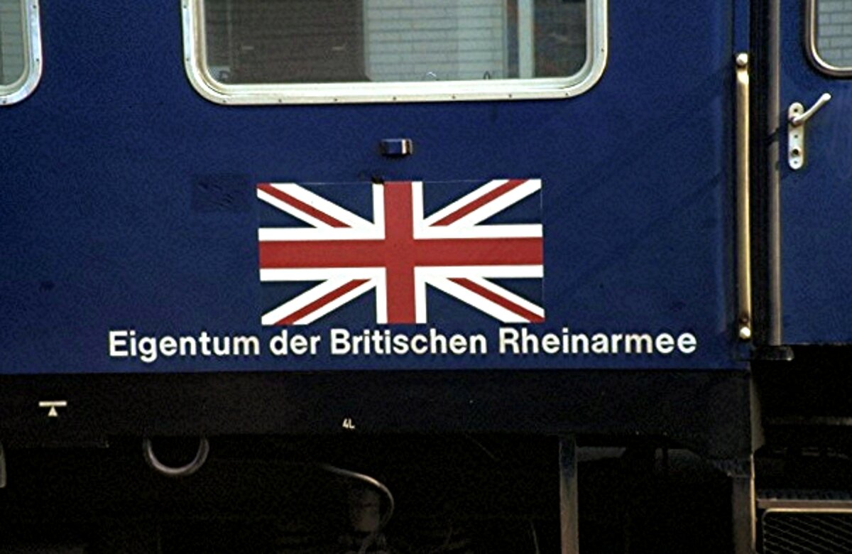 Damit die Eigentumsverhältisse geklärt sind. Speisewagen der Britischen Rheinarmee Royal Corps of Transport 51 80 08-80 012-1 WRüm in Braunschweig am 04.09.1982.