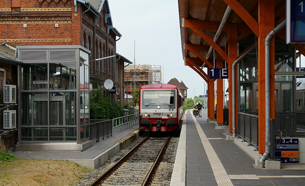 Damit die lieben Touristen nicht mit ihren Koffern durch die Gegend laufen müssen und direkt umsteigen können wird der Zug aus Dagebüll seit vielen Jahren aufwändig in den  großen  Bhf Niebüll rangiert. 01.06.2013