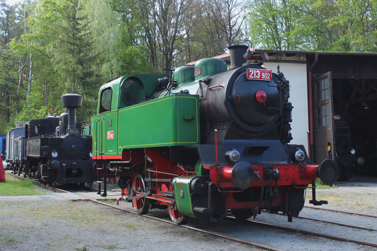Dampfkleinlok 213 902 steht am Nachmittag von 11 Mai 2024 ins Eisenbahnmuseum in Luzna u Rakovnika und rüht sich nach einige Verschiebearbeiten ins Museumsbereich.