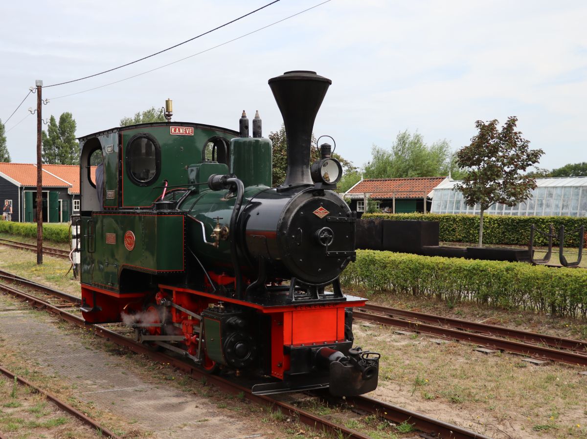 Dampflok 4  K.A. Neve . Gebaut von Orenstein & Koppel in 1937. Schmalspurmuseum Valkenburg (ZH), Niederlande 04-08-2022. 

Stoomlocomotief 4  K.A. Neve  afkomstig van Steenfabriek De Roodvoet/Ballast Nedam. Gebouwd door Orenstein & Koppel in 1937. Smalspoormuseum Valkenburg (ZH) 04-08-2022.