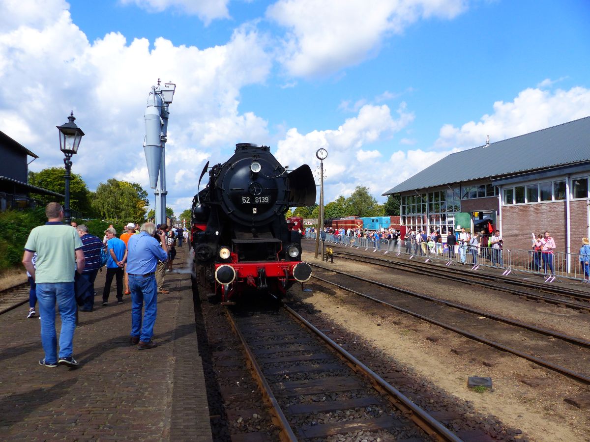 

Dampflok 52 8139 der VSM (veluwse Stoomtrein Maatschappij) Bahnhof Beekbergen 03-09-2017. 
Museumloc 52 8139 van de VSM (veluwse Stoomtrein Maatschappij) station Beekbergen 03-09-2017



