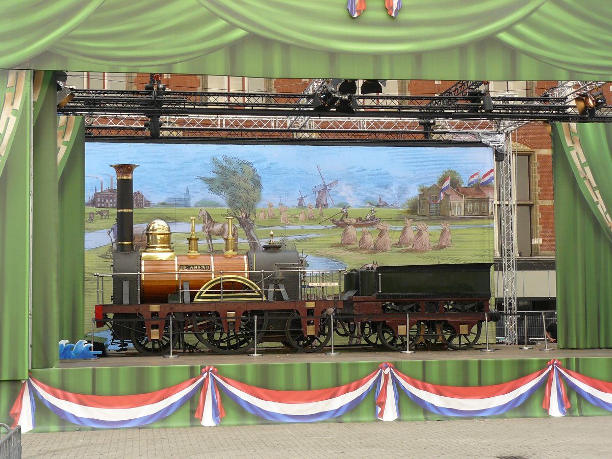 Dampflok  De Arend . Stationsplein Amsterdam Centraal Station 20-09-2014.


Replica uit 1938 van stoomlocomotief De Arend. De eerste stoomlocomotief in de dienst in Nederland. Ivm 175 jaar spoorwegen als decor bij een uitvoering. Stationsplein Amsterdam Centraal Station 20-09-2014.