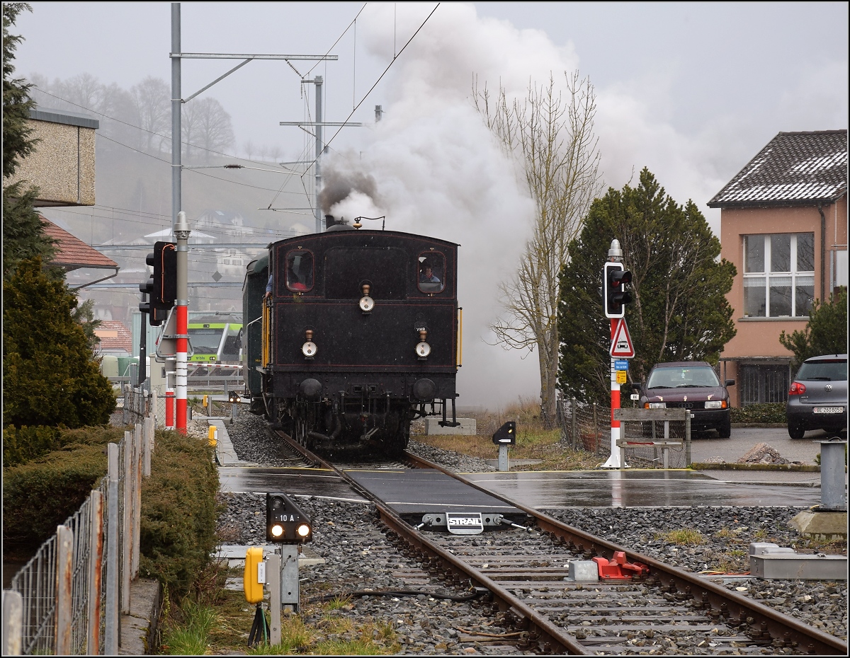 Dampflok Ed 3/4 Nr. 2 der Solothurn-Münster-Bahn in Huttwil. Betreut wird die Lok durch den Verein historische Emmentalbahn. Mit im Gepäck hat sie zwei vierachsige Leichtstahlplattformwagen und einen K2. Februar 2018.