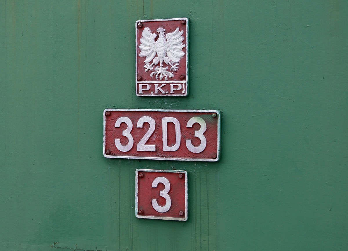 DAMPFLOKOMOTIVEN IN POLEN
P.K.P 32D3 3 (1939-1941) im Museum Kolejnictwa Warschau.
Bei der polnischen Staatsbahn standen 9 Lokomotiven dieser Bauart im Betrieb. Durch die Verkleidung konnte der Luftwiderstand um 50% verringert werden und die Hchstgeschwindigkeit betrug dadurch 150 km/h. Die Ausmusterung erfolgte im Jahre 1980. Die Aufnahme ist am 14. August 2014 in Warschau entstanden. 
Foto: Walter Ruetsch